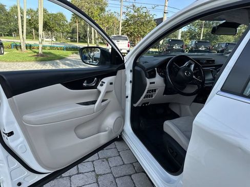 Used 2022 Nissan Rogue Sport SV w/ Technology Package AWD/4WD image 22