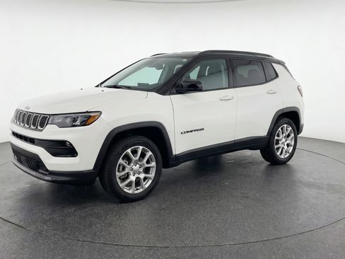 Used 2025 Jeep Compass Limited image 3