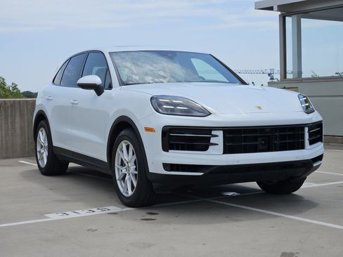 Certified 2026 Porsche Cayenne AWD/4WD image 10