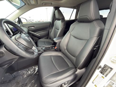 Used 2024 Toyota Corolla Cross XLE w/ Convenience Package image 11