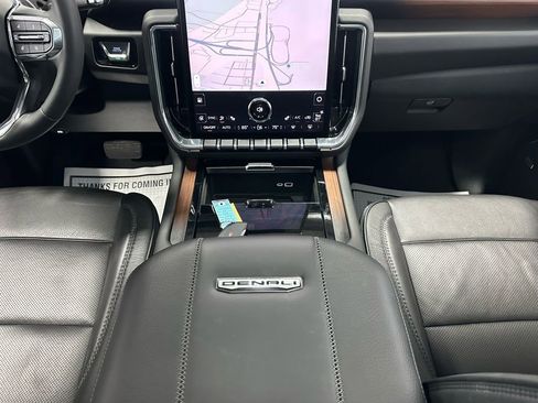 Used 2025 GMC Yukon Denali w/ Sun & Power Step Package image 32