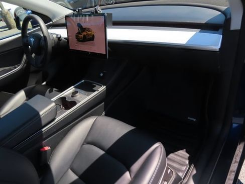Used 2022 Tesla Model Y Long Range AWD/4WD image 32