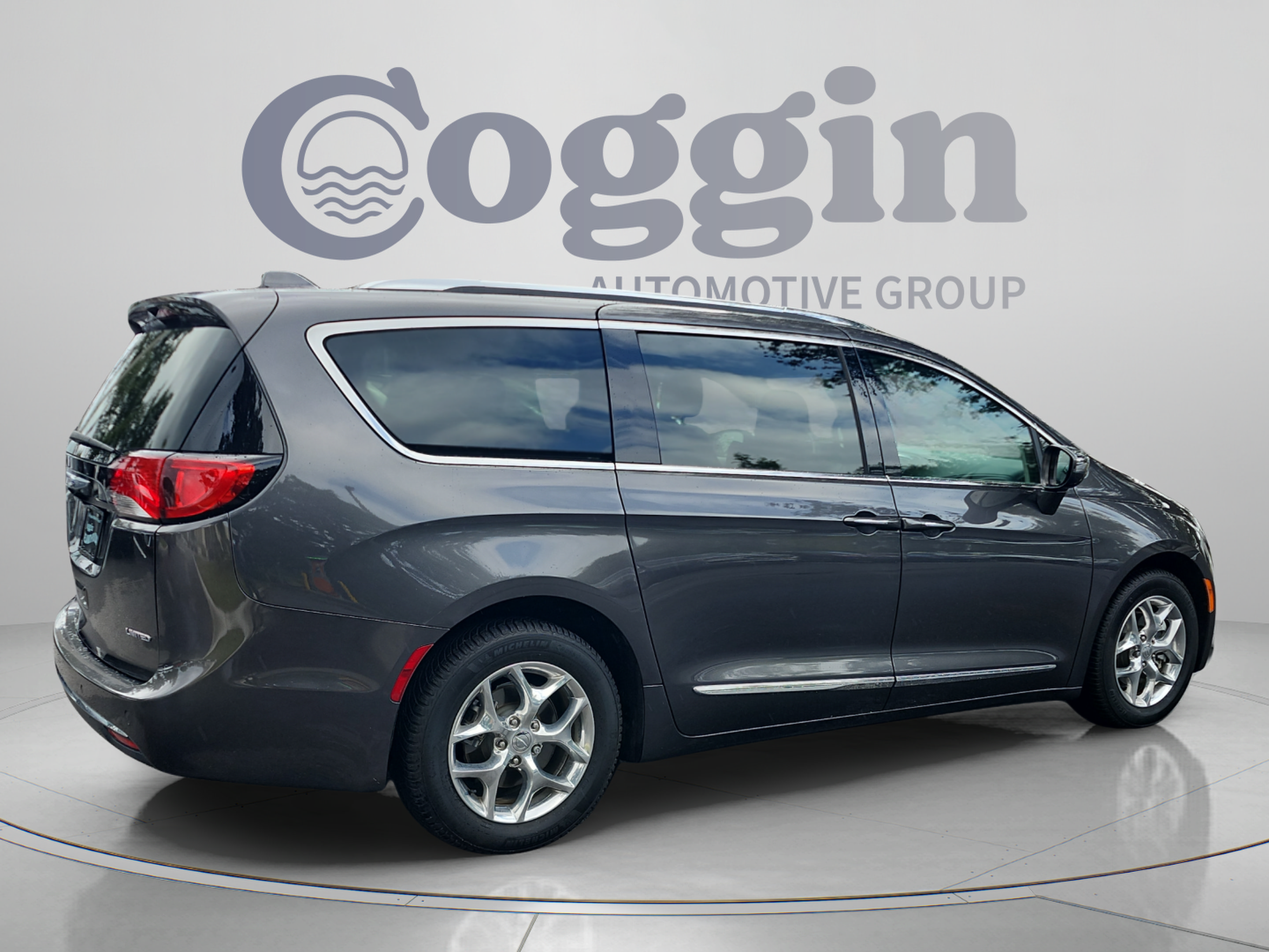 Used 2017 Chrysler Pacifica Limited FWD image 5