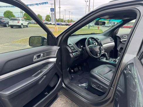 Used 2017 Ford Explorer XLT w/ Equipment Group 202A FWD image 11