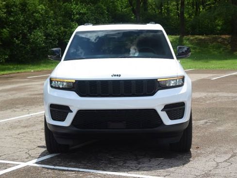 Used 2024 Jeep Grand Cherokee Altitude AWD/4WD image 21