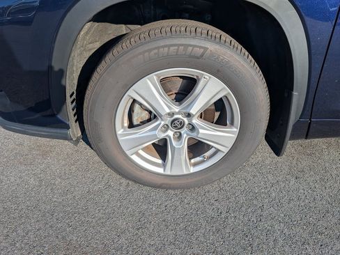 Used 2024 Toyota Highlander LE image 12