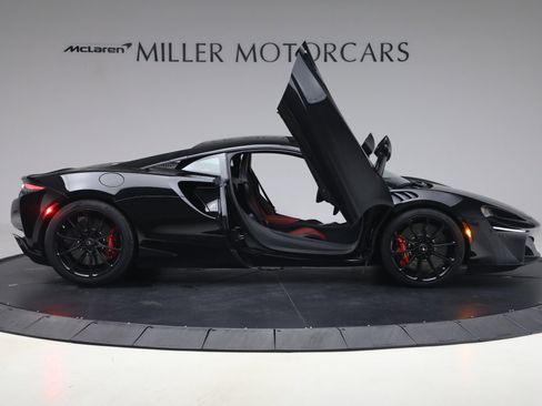 Used 2024 McLaren Artura RWD image 19