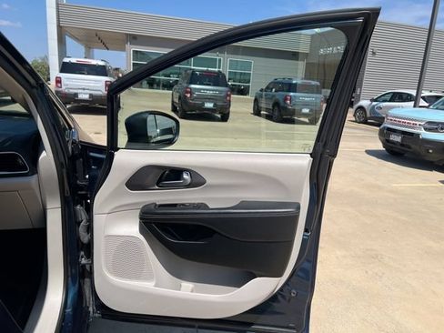 Used 2023 Chrysler Pacifica Touring-L FWD image 22