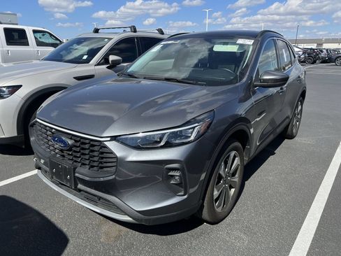 Used 2025 Ford Escape Platinum AWD/4WD image 2