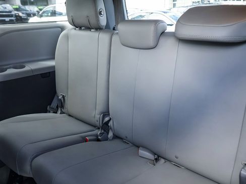 Used 2015 Toyota Sienna XLE Premium FWD image 17