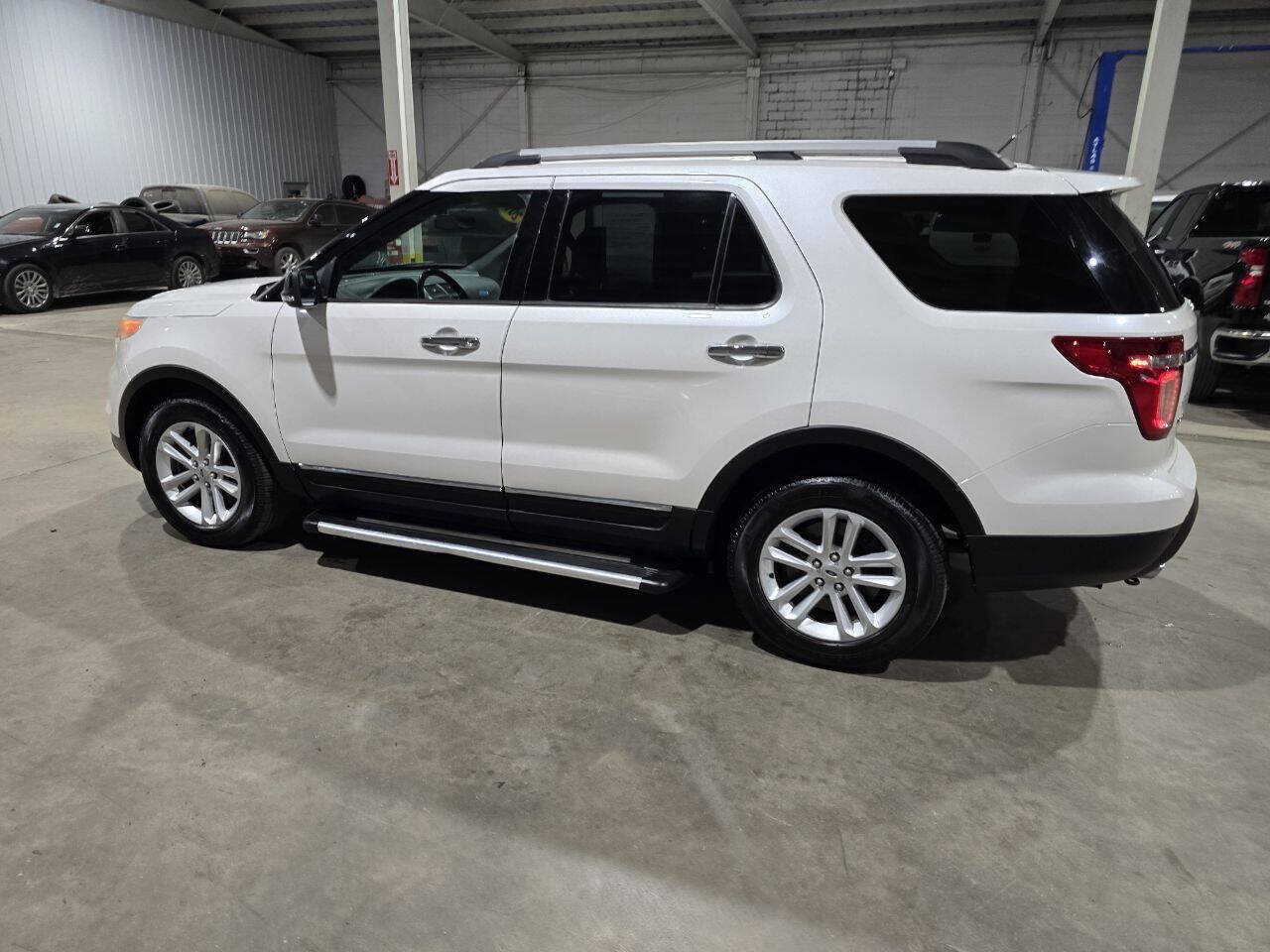 Used 2015 Ford Explorer XLT w/ Equipment Group 202A AWD/4WD image 6