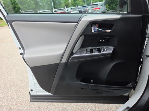 Used 2018 Toyota RAV4 Platinum AWD/4WD image 17