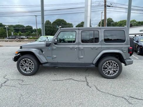 Used 2023 Jeep Wrangler Unlimited Sahara AWD/4WD image 5