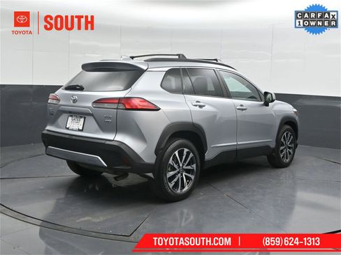 Used 2022 Toyota Corolla Cross XLE image 2