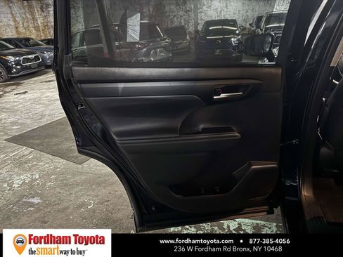 Used 2023 Toyota Highlander XLE AWD/4WD image 11
