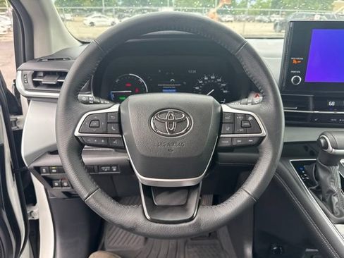 Used 2025 Toyota Sienna XLE FWD image 27