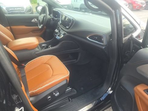 Used 2025 Chrysler Pacifica Pinnacle FWD image 24