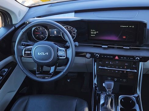 Used 2024 Kia Carnival EX image 5