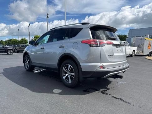 Used 2018 Toyota RAV4 XLE AWD/4WD image 4