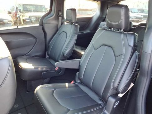 New 2027 Chrysler Pacifica Select AWD/4WD image 17