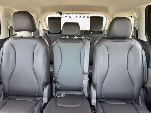 New 2026 Kia Carnival EX image 16