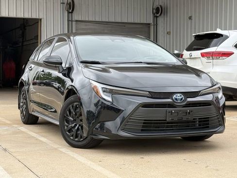 Used 2025 Toyota Corolla LE FWD image 1