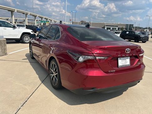 Used 2021 Toyota Camry XLE image 6