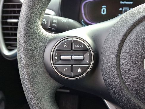 Used 2025 Kia Soul LX FWD image 17