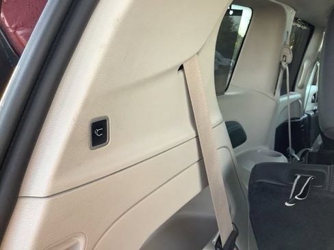 Used 2018 Chrysler Pacifica Touring-L Plus FWD image 10