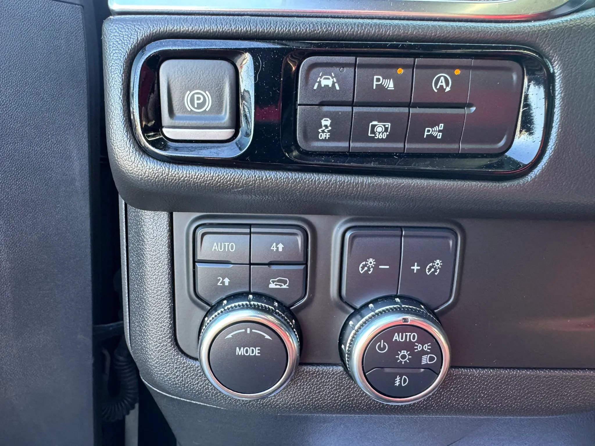 Used 2025 GMC Yukon Denali AWD/4WD image 13