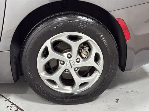 Used 2022 Chrysler Pacifica Limited image 24