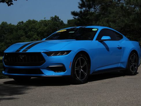 Used 2024 Ford Mustang Coupe RWD image 3