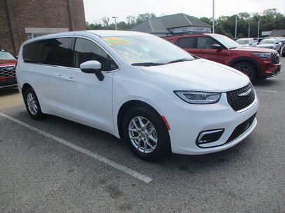 Used 2023 Chrysler Pacifica Touring-L
