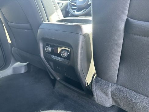 Used 2025 Chevrolet Traverse LT image 20
