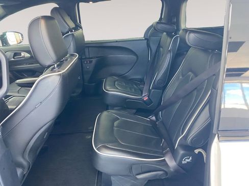 Used 2025 Chrysler Pacifica Limited FWD image 13