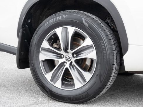 Used 2021 Toyota Highlander XLE image 12