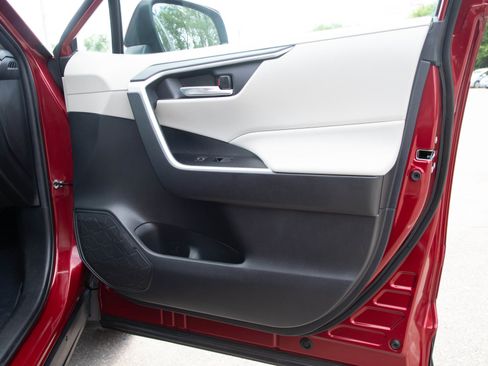 Used 2020 Toyota RAV4 XLE Premium AWD/4WD image 9
