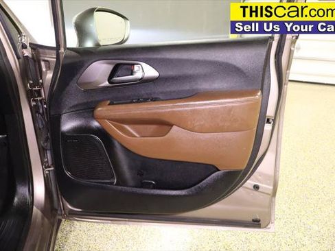Used 2018 Chrysler Pacifica Limited w/ Tire & Wheel Group FWD image 39