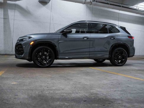 New 2025 Volkswagen Tiguan SE R-Line image 3