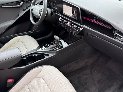 Used 2023 Kia Niro SX image 16