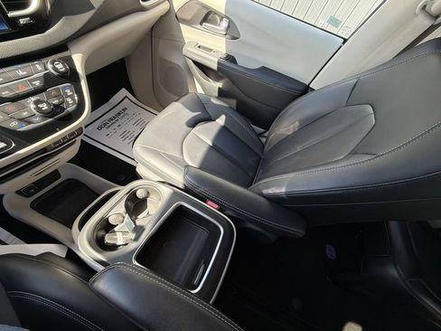 Used 2024 Chrysler Pacifica Touring-L image 21