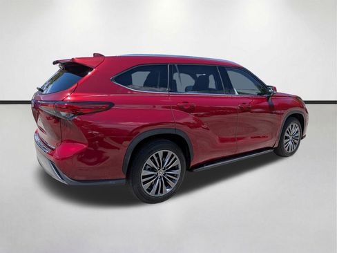 Used 2021 Toyota Highlander Platinum FWD image 4