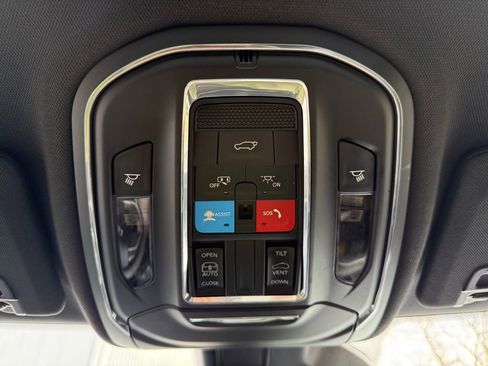 Used 2023 Jeep Grand Cherokee L Laredo image 24