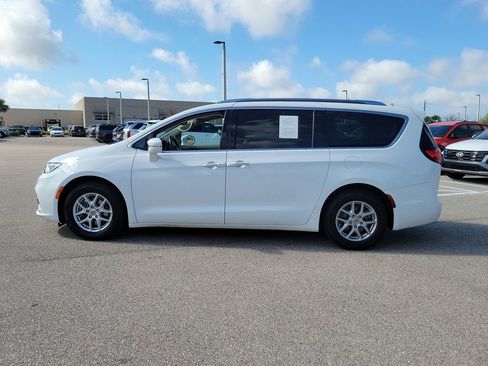 Used 2021 Chrysler Pacifica Touring-L image 9