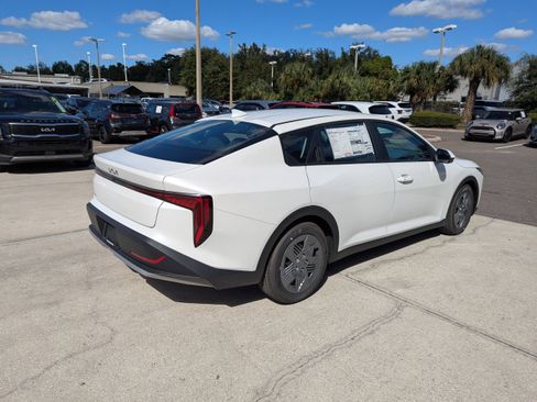 New 2025 Kia K4 LX image 4
