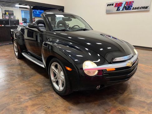 Used 2004 Chevrolet SSR w/ Preferred Equipment Group image 3