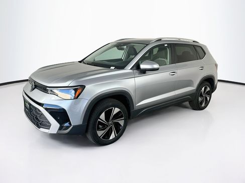 Used 2025 Volkswagen Taos SE AWD/4WD image 3