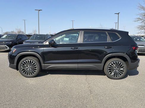 New 2026 Volkswagen Taos SE FWD image 2