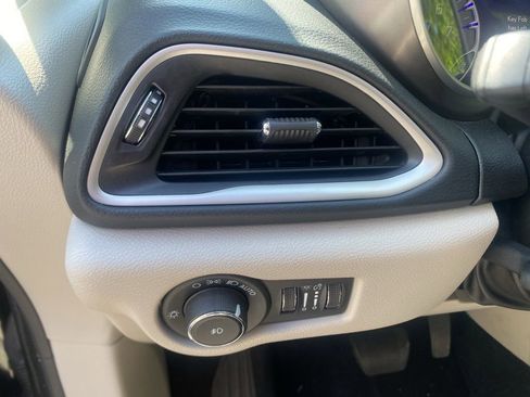 Used 2023 Chrysler Pacifica Touring-L FWD image 23
