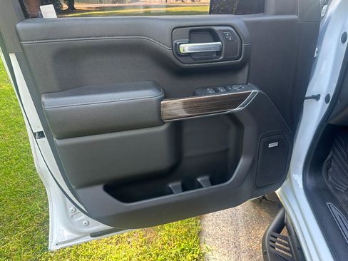 Used 2021 Chevrolet Silverado 1500 LT Trail Boss w/ Convenience Package II image 9